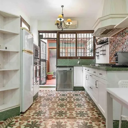 Charming With Private Patio By Rems Málaga