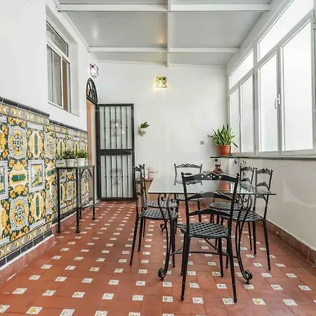 Charming With Private Patio By Rems Apartamento