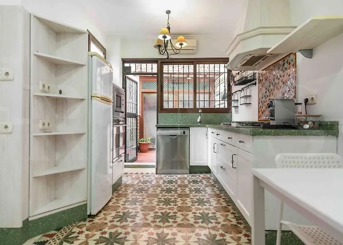 Charming With Private Patio By Rems Málaga
